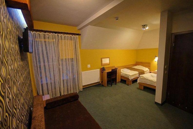 奥斯特基基格恩Zajazd Pod Caryńską的酒店客房配有两张床和一张书桌