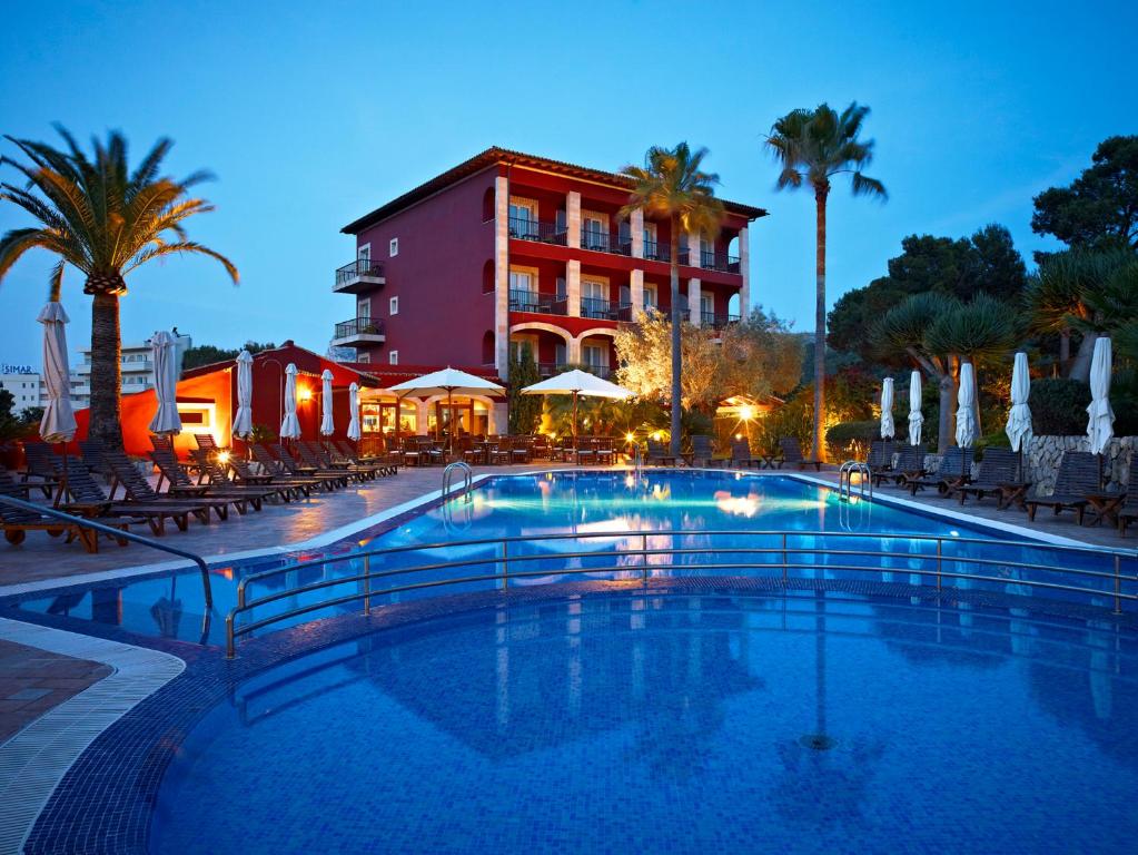 波连斯萨Hotel Cala Sant Vicenç - Adults Only的酒店前方的大型游泳池