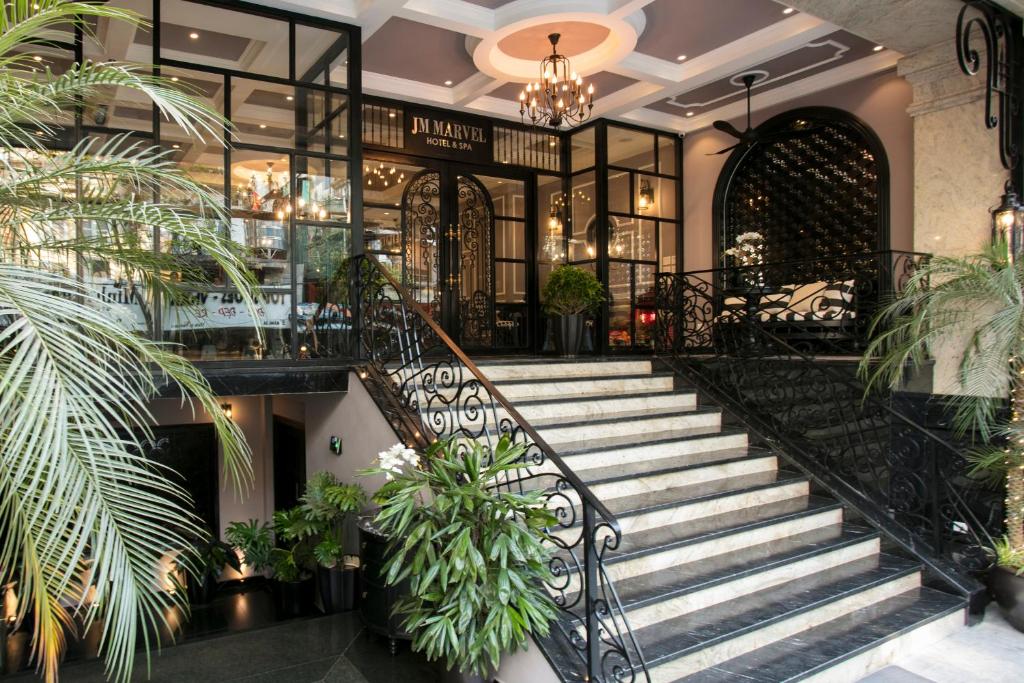 河内JM马弗尔Spa酒店的大堂设有楼梯和盆栽植物