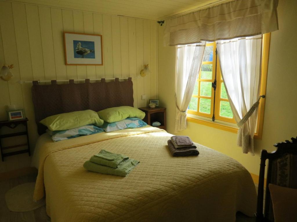 Notre-Dame-de-Courson香特德非旅馆的一间卧室配有一张床,上面有两条毛巾