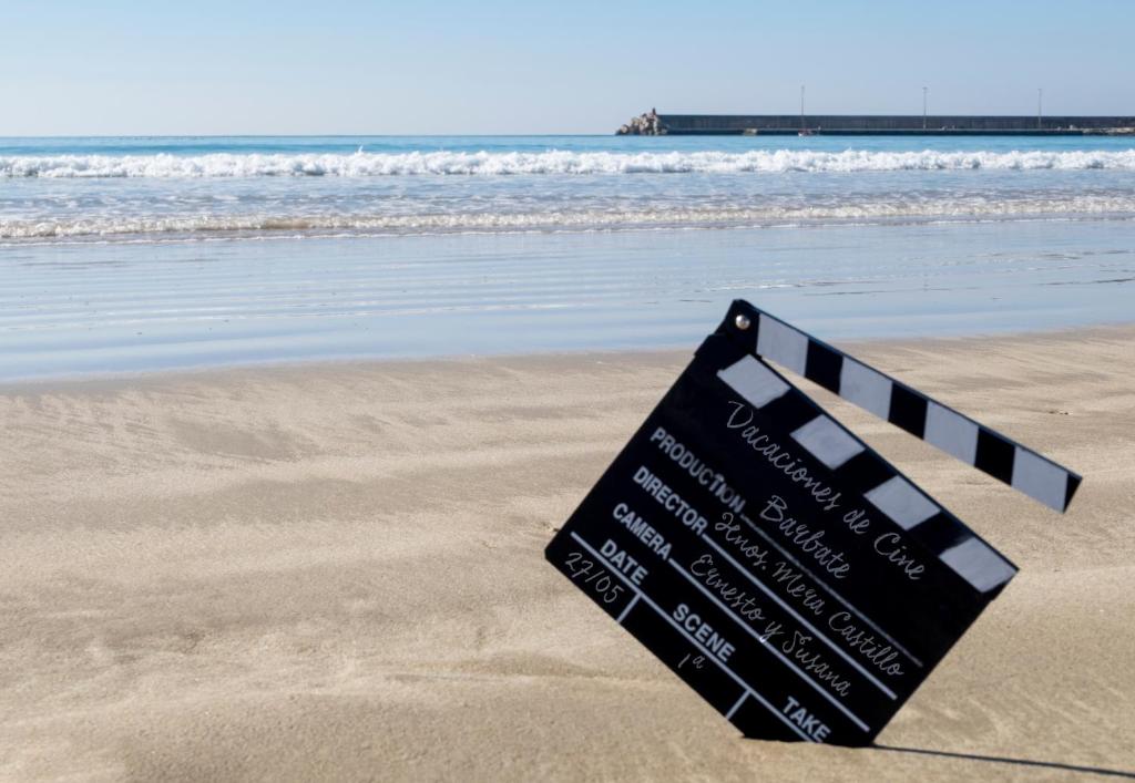 巴尔巴特Apartamento de Cine的海滩上的沙子上的一个标志