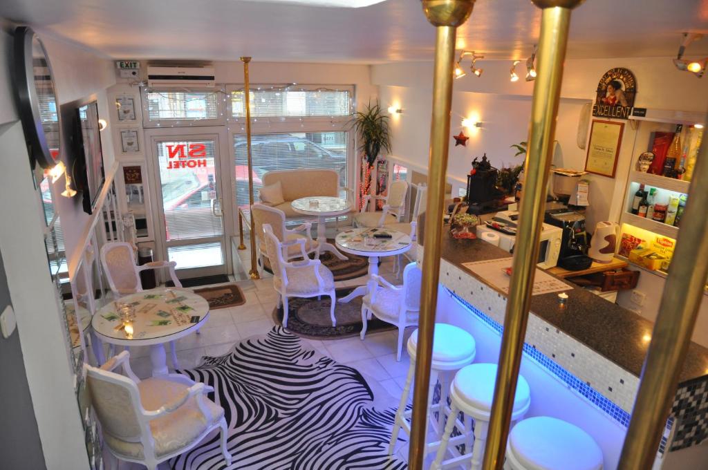 普罗夫迪夫Mini Hotel-Bohemi的一间设有斑马图案地板、桌子和椅子的客房