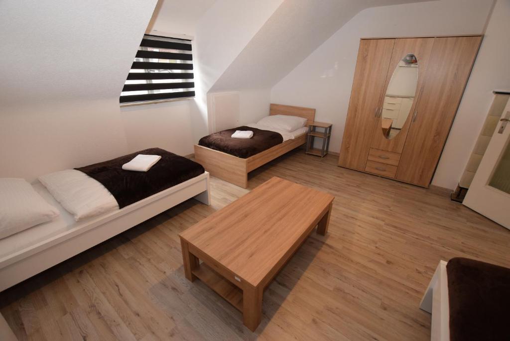 斯图加特Apartment Hedelfingen I的小房间设有两张床和一张桌子