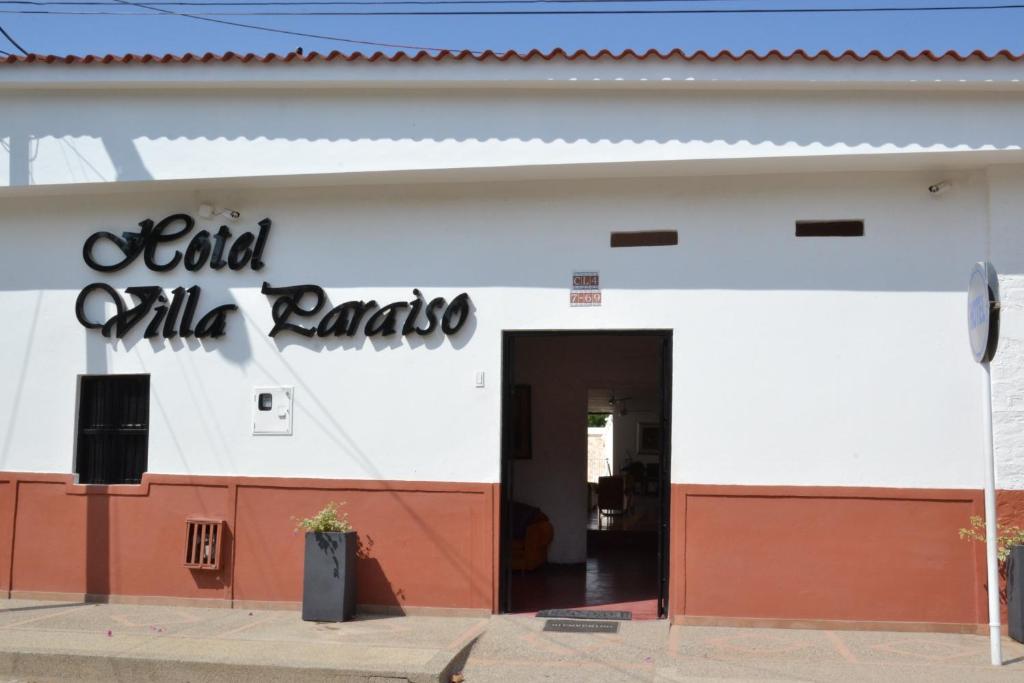 比利亚维哈Hotel Villa Paraiso的带有读取实际的瑞拉的标志的建筑物