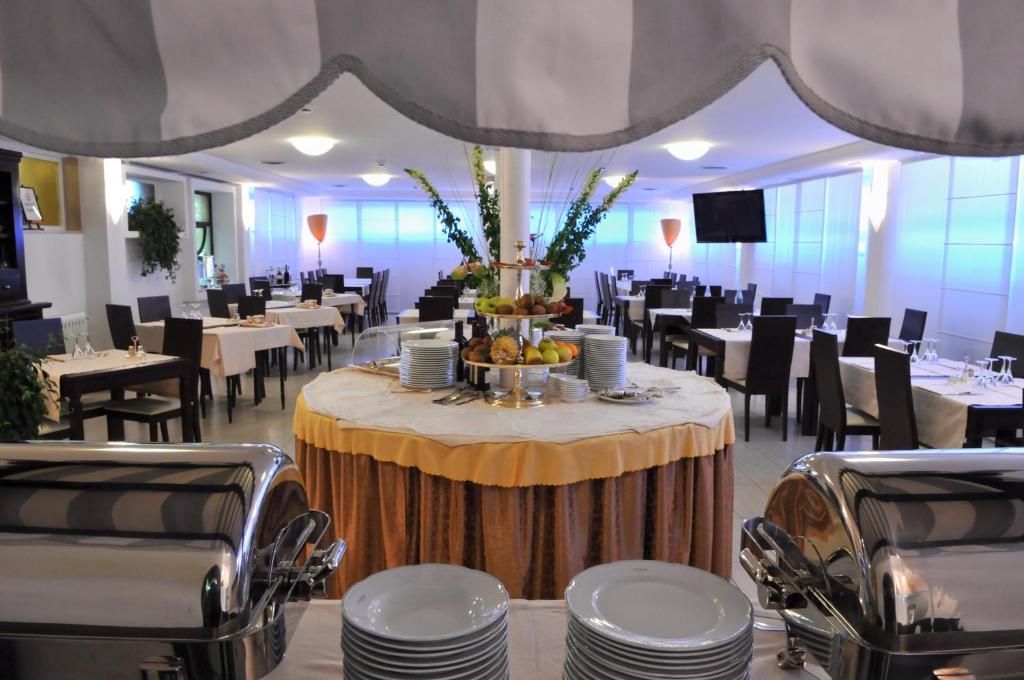 特雷维索艾克佛尔酒店的用餐室配有桌椅