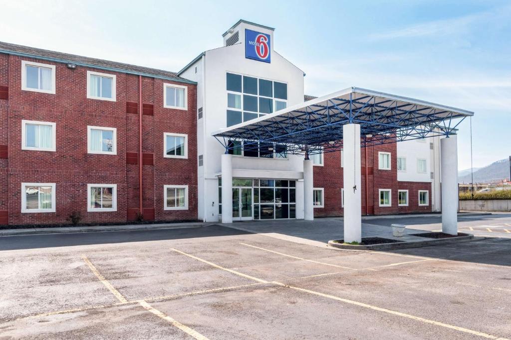 纽波特Motel 6-Newport, TN的大楼前的一个空停车位