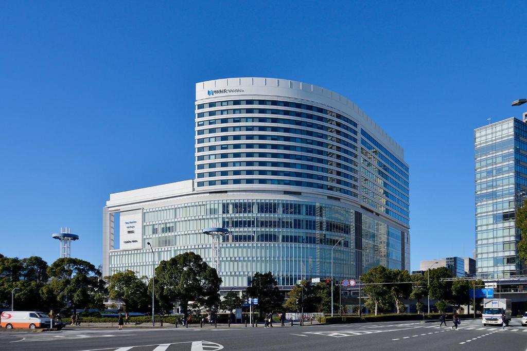 横滨横滨新大谷尊贵酒店的一座高大的玻璃建筑,有很多窗户