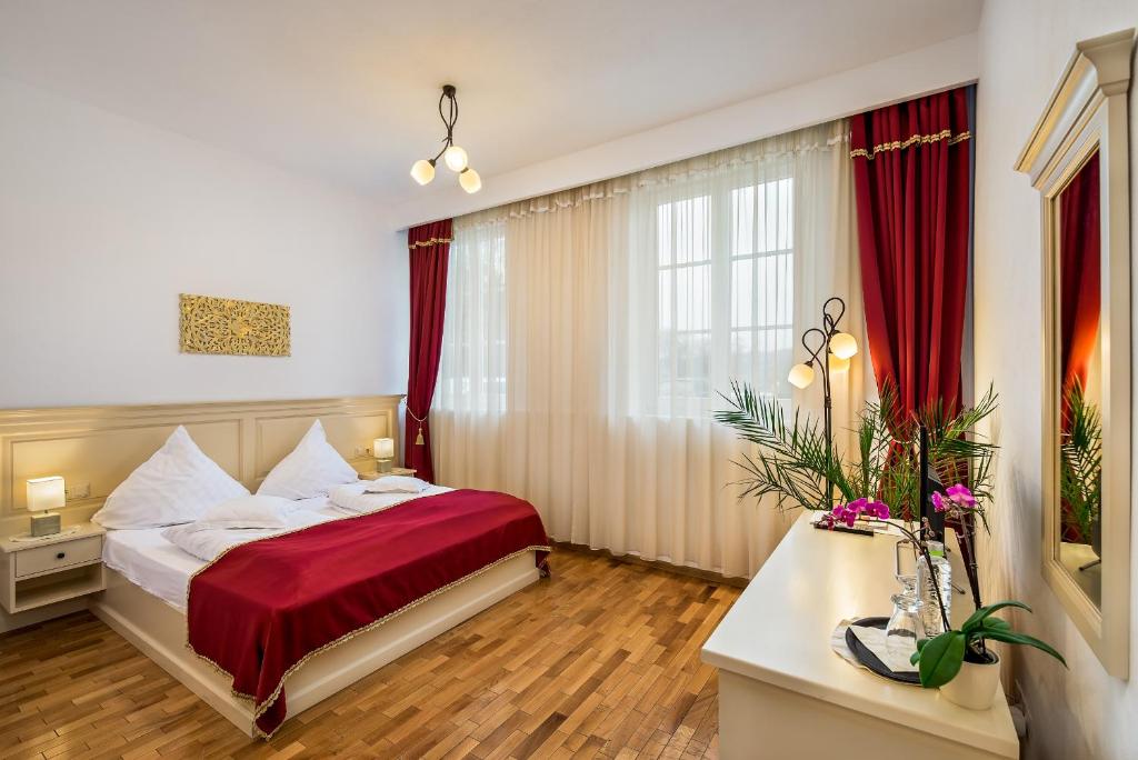 阿夫里格帕拉图尔布鲁肯陶尔阿夫里格酒店的酒店客房,配有一张带红色毯子的床