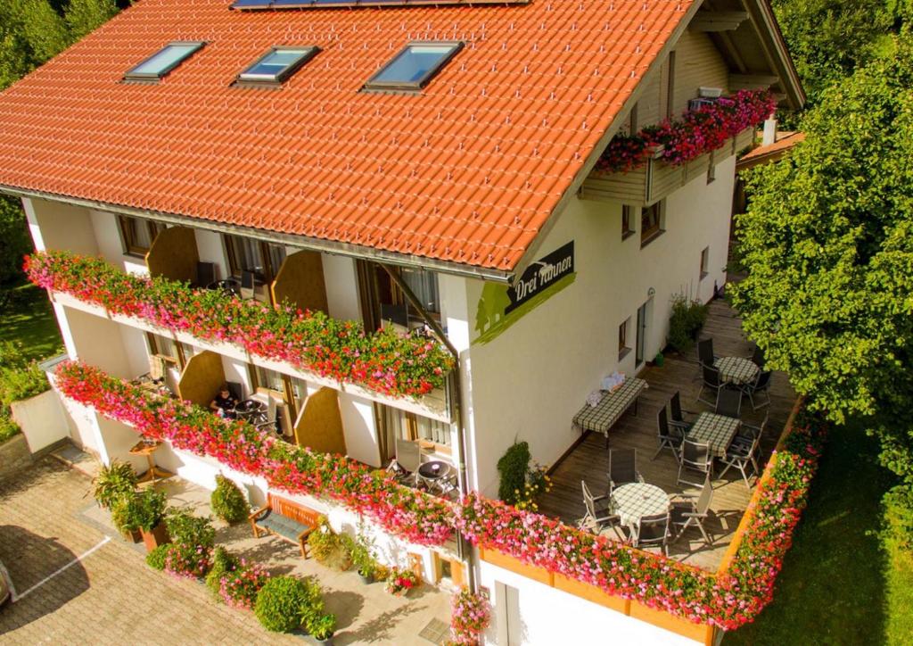 博登迈斯德雷塔内旅馆的享有一座带橙色屋顶的建筑的空中景致