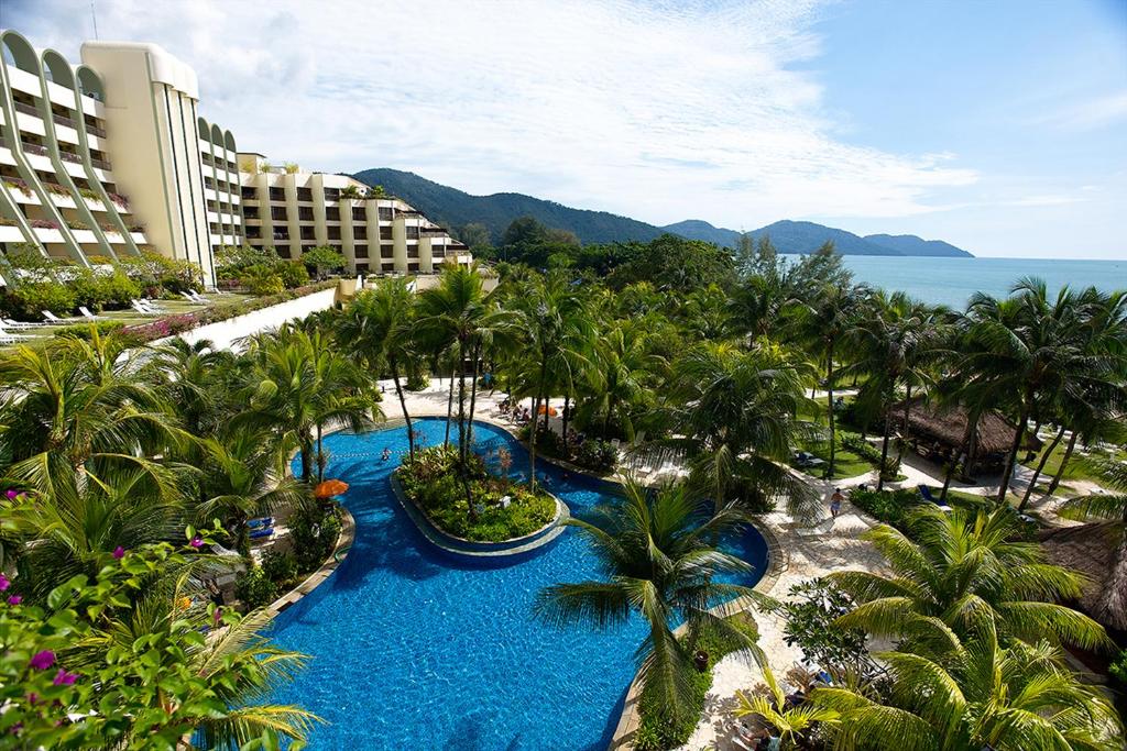 峇都丁宜槟城宾乐雅度假村酒店的享有带游泳池的度假村的空中景致