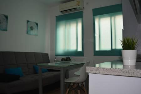 科尔多瓦Apartamento Calle Concepción Pleno Centro的客厅配有桌子和沙发