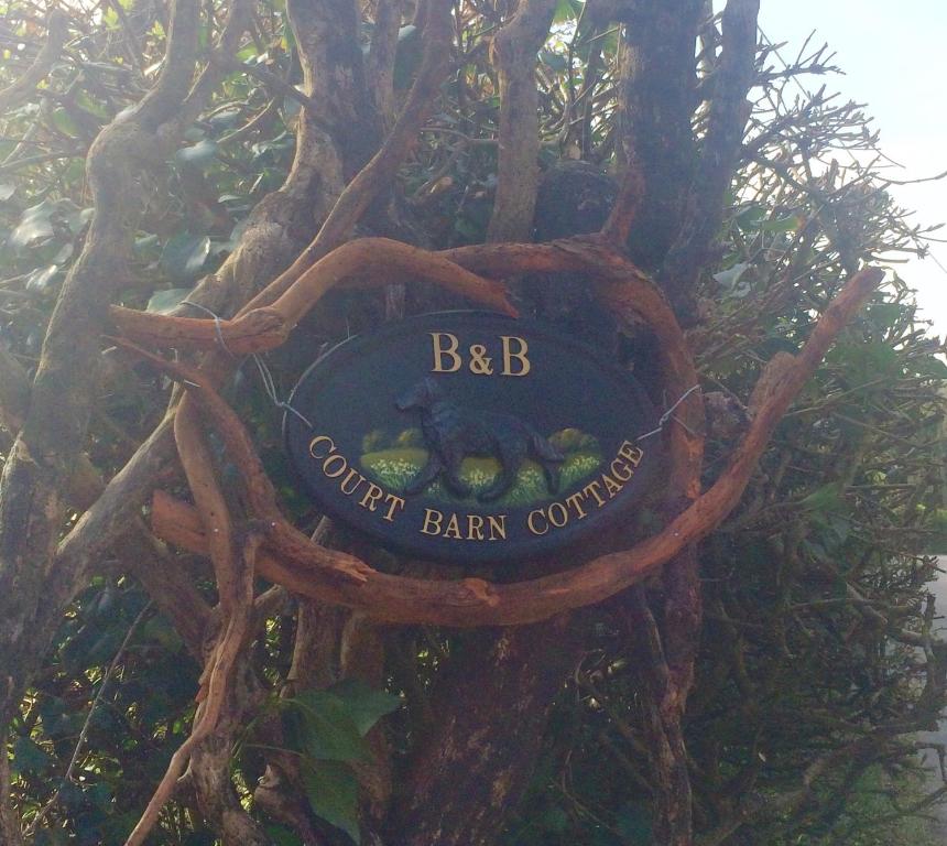 BurwashCourt Barn Cottage B&B的树上南岸酒吧佣金的标志