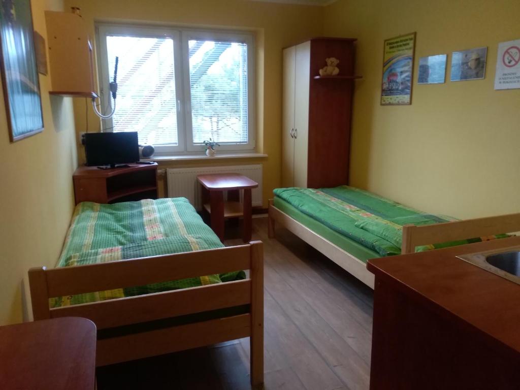 IzabelinGospodarstwo Agroturystyczne Ania i Filip的小房间设有两张床和盥洗盆