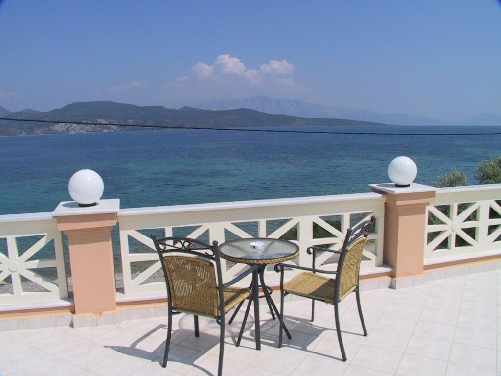 尼基亚娜佛罗雷纳酒店的俯瞰大海的阳台配有桌椅