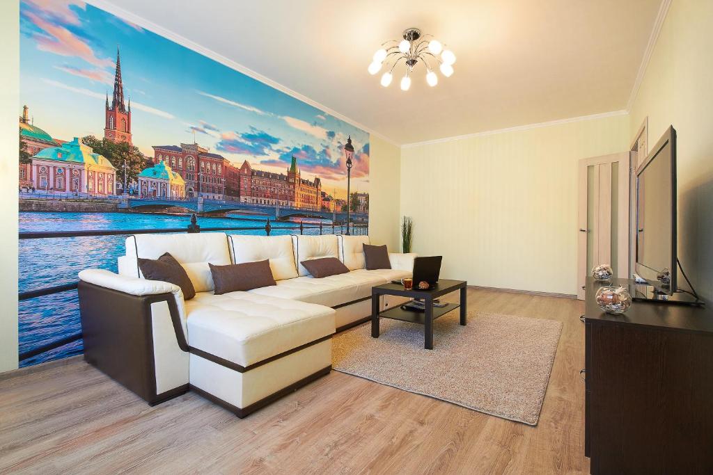 戈梅利PaulMarie Apartments on Mazurova的客厅配有白色沙发和绘画作品
