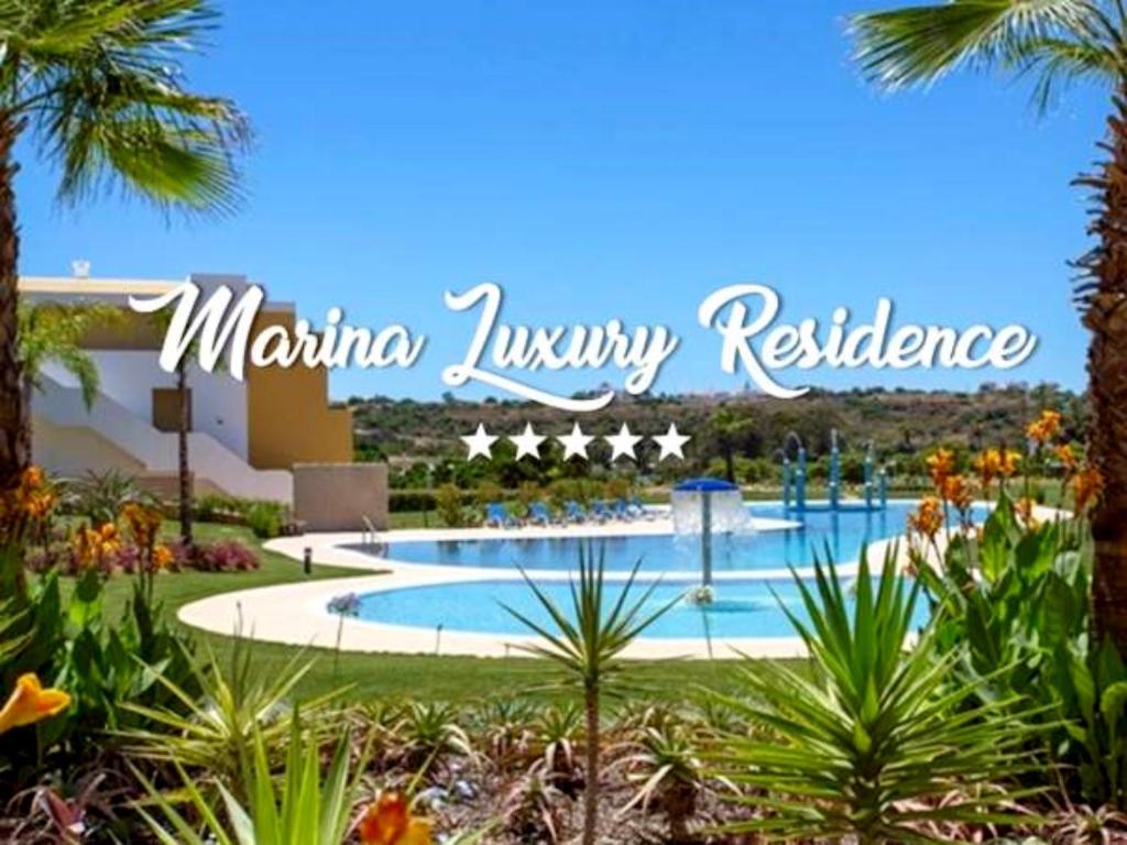 阿尔布费拉Marina Luxury Residence - Albufeira的一个带棕榈树大型游泳池的度假酒店