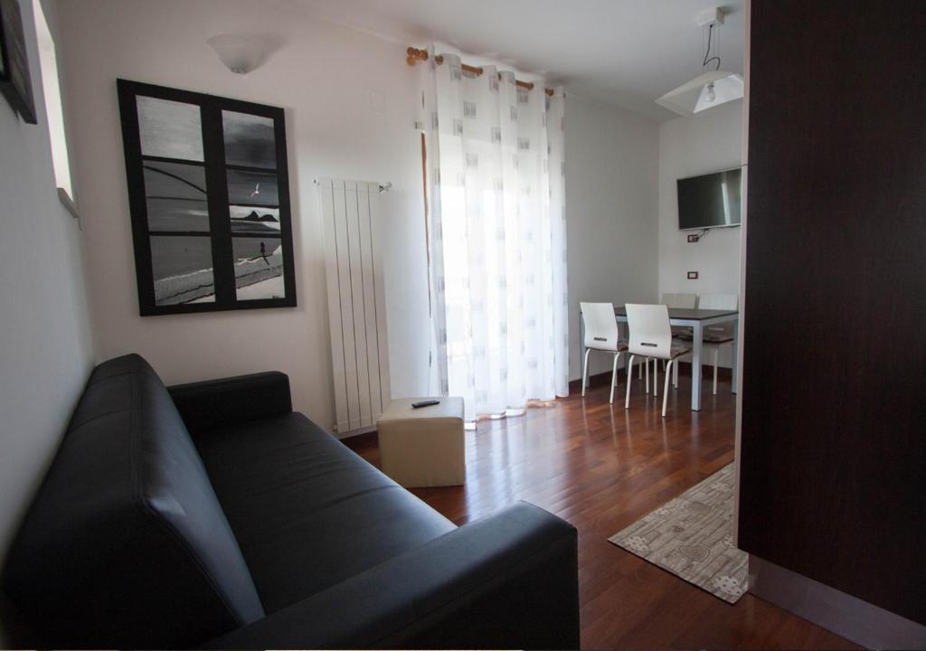 加埃塔Vento di Ponente的带沙发的客厅和用餐室