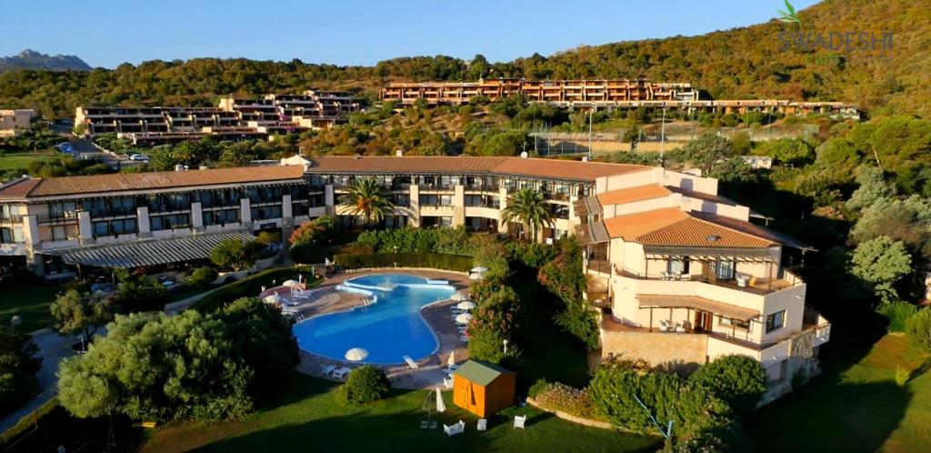 坎尼吉翁Sporting Hotel的享有带游泳池的度假村的空中景致