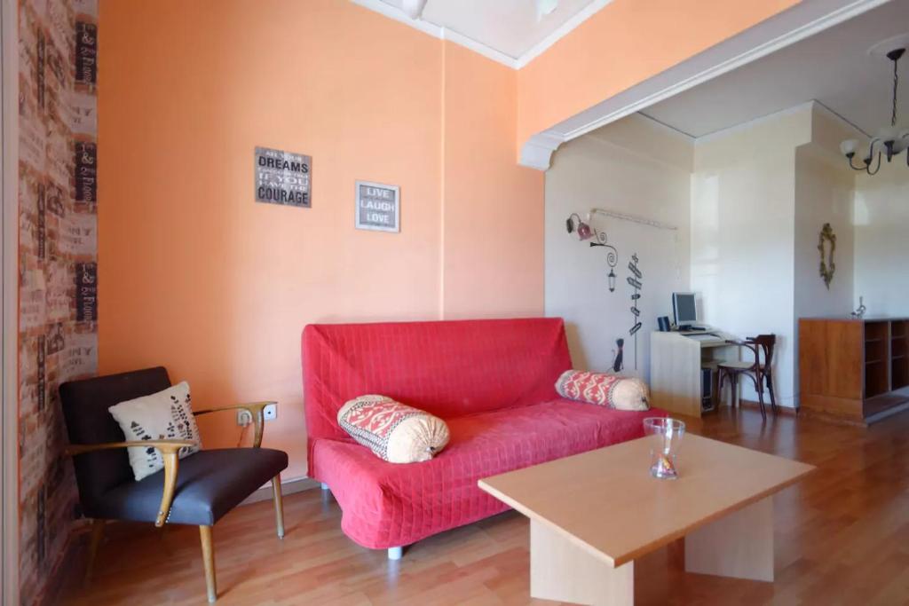 雅典Helen house的客厅配有红色的沙发和桌子