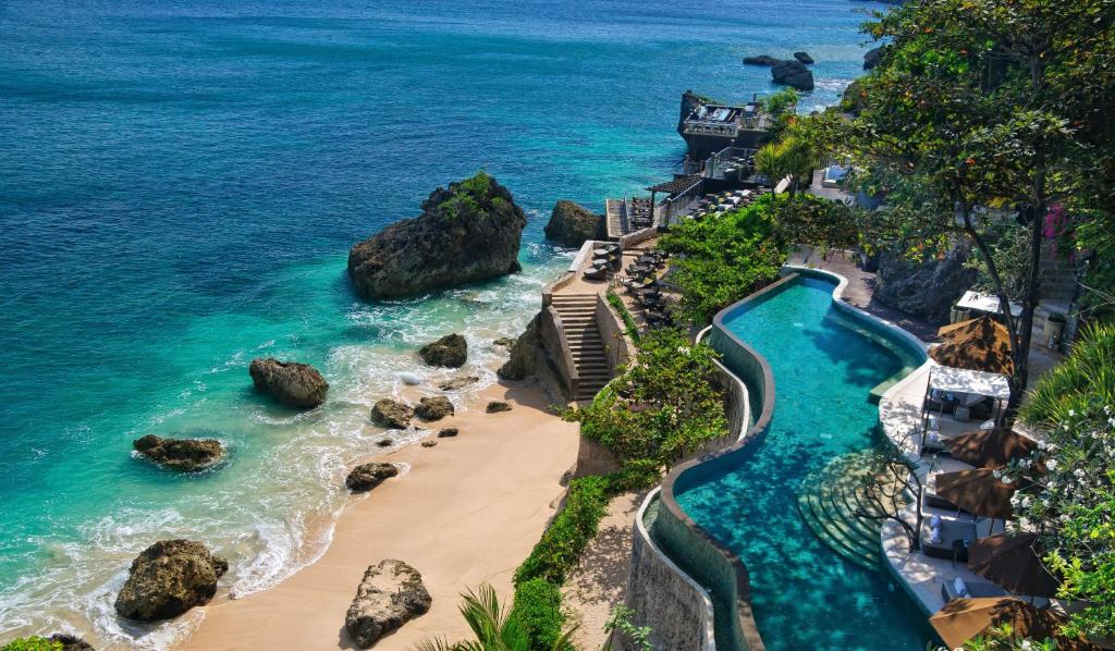 金巴兰AYANA Resort Bali的享有海滩和海洋的空中景致