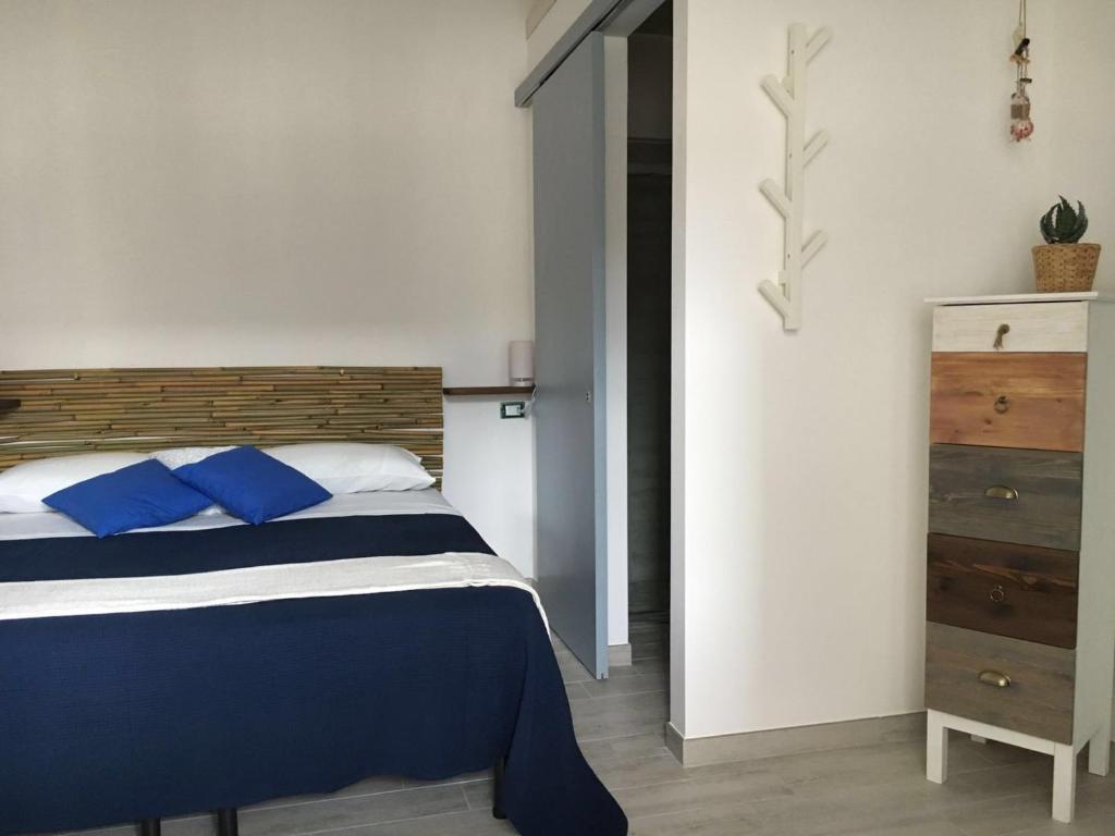 托里德欧索Camere a Oriente的卧室配有蓝色和白色的床和梳妆台。