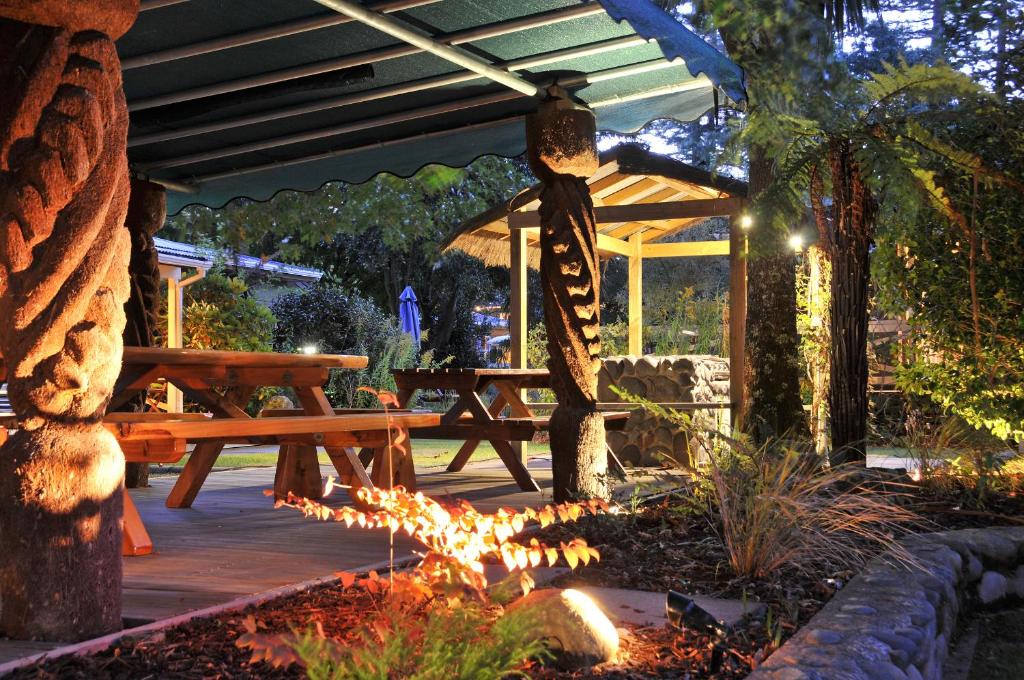 图朗伊克雷尔旅馆的木甲板,配有野餐桌和火坑