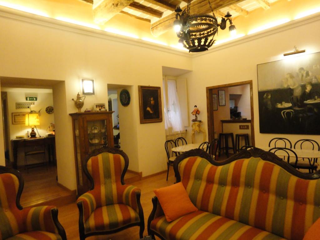 佩鲁贾莫拉基酒店的客厅配有两张沙发和一张桌子