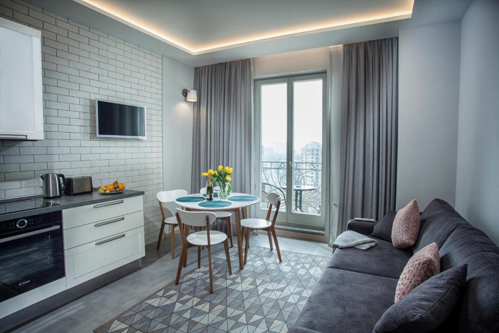 敖德萨Apartments Belietazh的客厅配有沙发和桌子