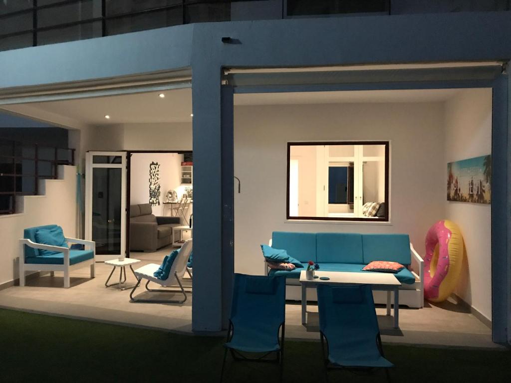 波多黎各Apartments Rachel Paradise的客厅配有蓝色的沙发和椅子