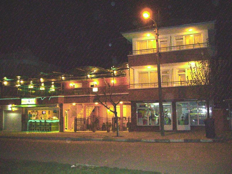 拉夫达纳丽旅馆的一座建筑,在晚上前有街灯