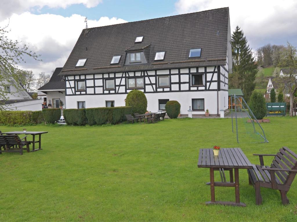 阿滕多恩Flat with private pool in Sauerland的一座大型白色房子,在院子里设有野餐桌