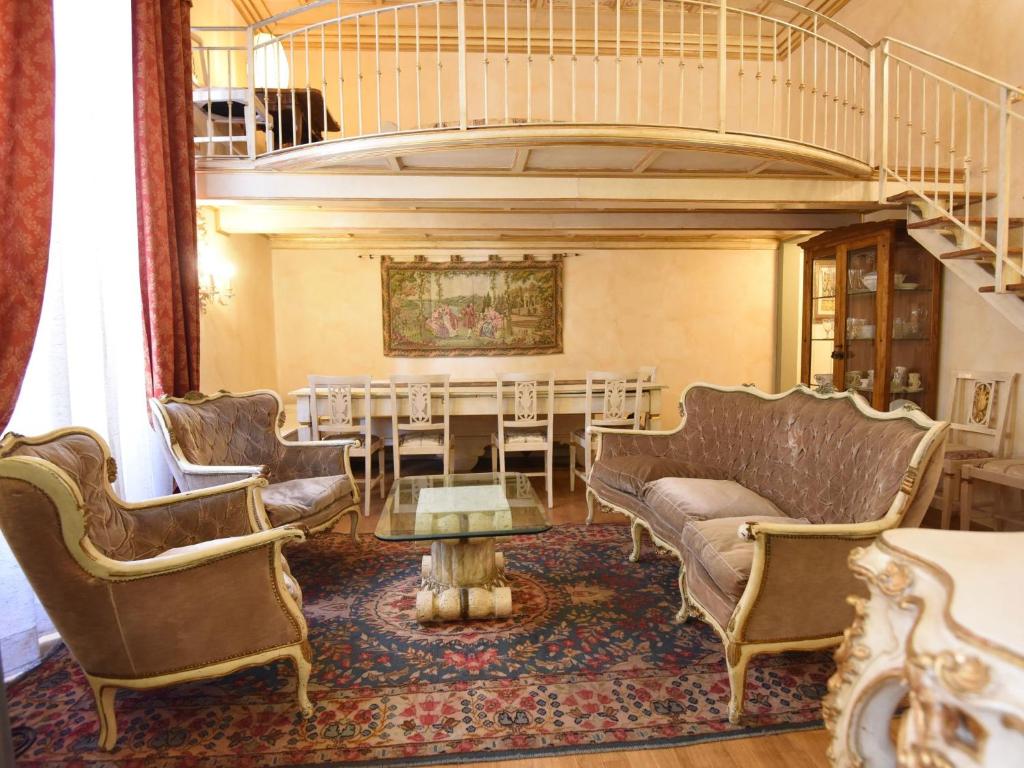 佛罗伦萨德梅迪西公寓的客厅配有桌椅