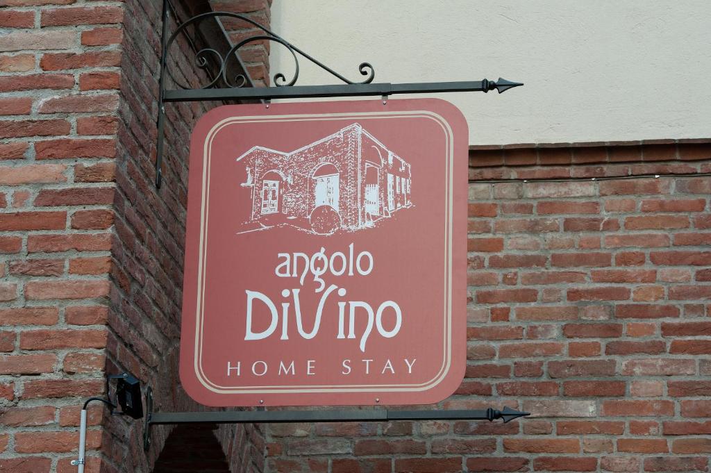 阿尔巴Angolo Divino的砖墙上防腐皮诺住宅的标志