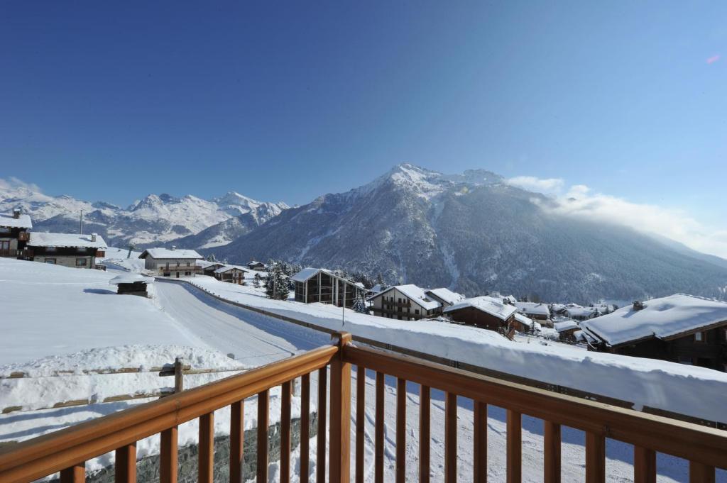 尚波吕克格雷赛尔住宅酒店的阳台享有雪覆盖的山脉美景。