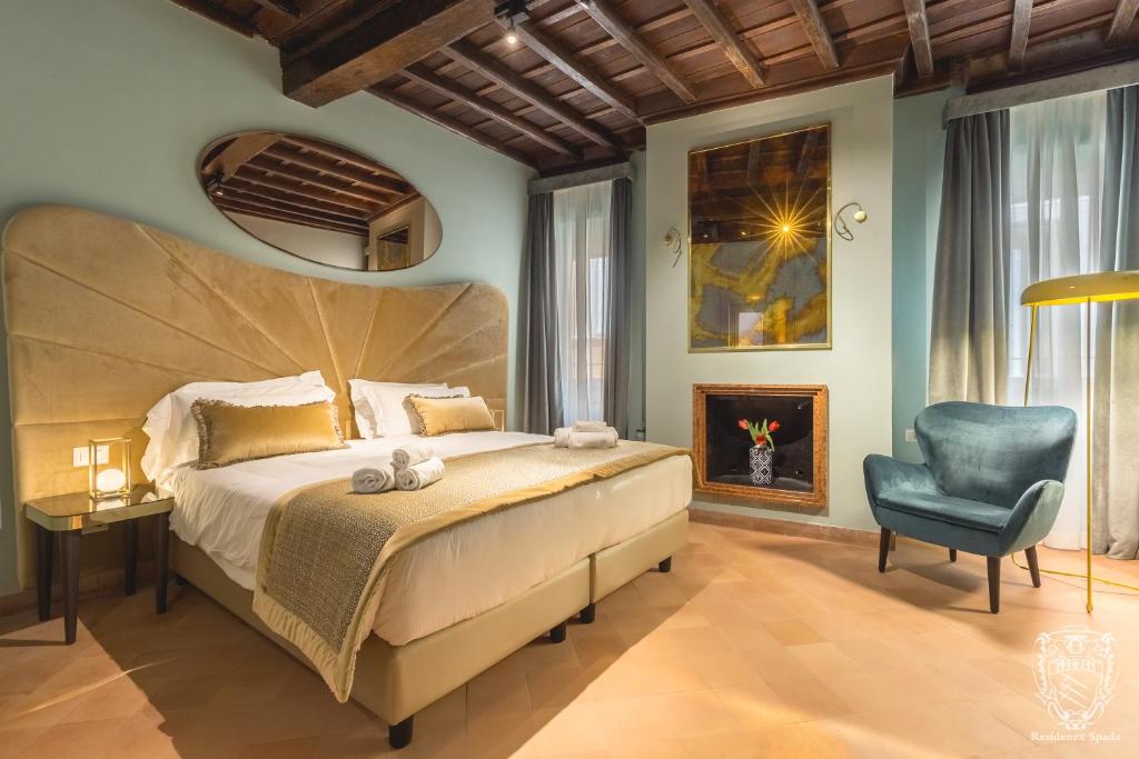 罗马斯帕达公寓式酒店的一间卧室配有一张大床和一张蓝色椅子