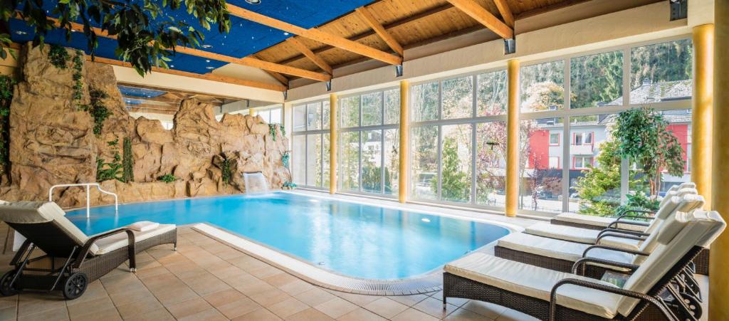 格伦德霍夫布瑞马尔酒店的一座带岩石墙的房屋内的游泳池
