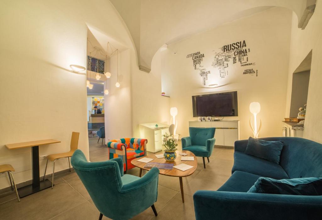 那不勒斯白鹭酒店的客厅配有蓝色的椅子和桌子