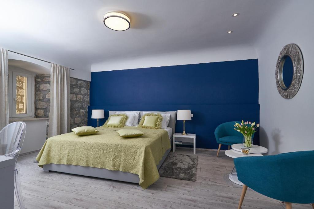 杜布罗夫尼克吉隆旅馆的蓝色的卧室,配有床和蓝色的墙壁