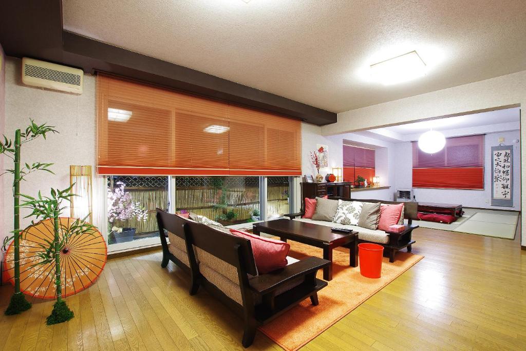 札幌AKKO宾馆的客厅配有沙发和桌子