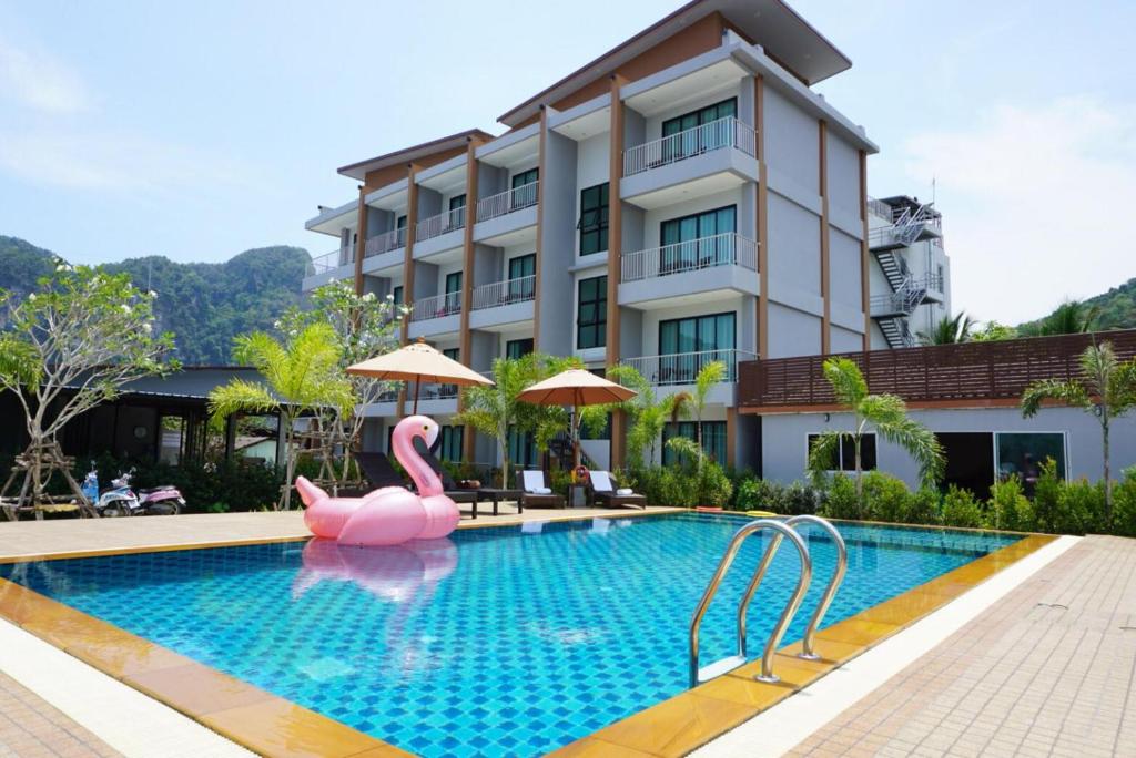 奥南海滩奥南海峡谷度假酒店的酒店前方的游泳池配有粉红色火烈鸟