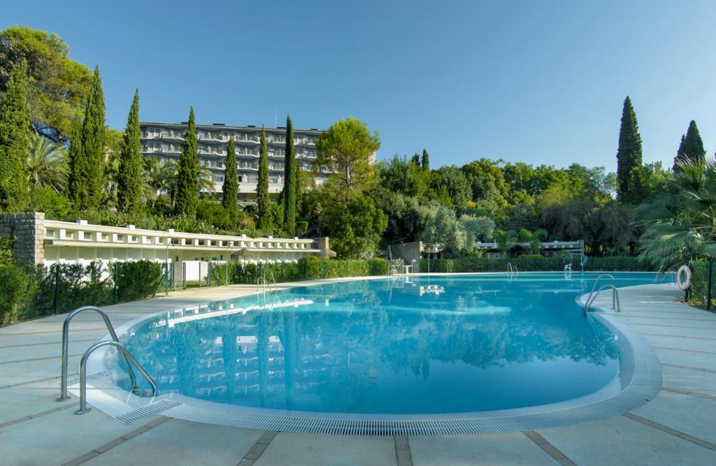 科尔多瓦帕拉多科尔多瓦酒店的一座大型游泳池,其建筑背景为: