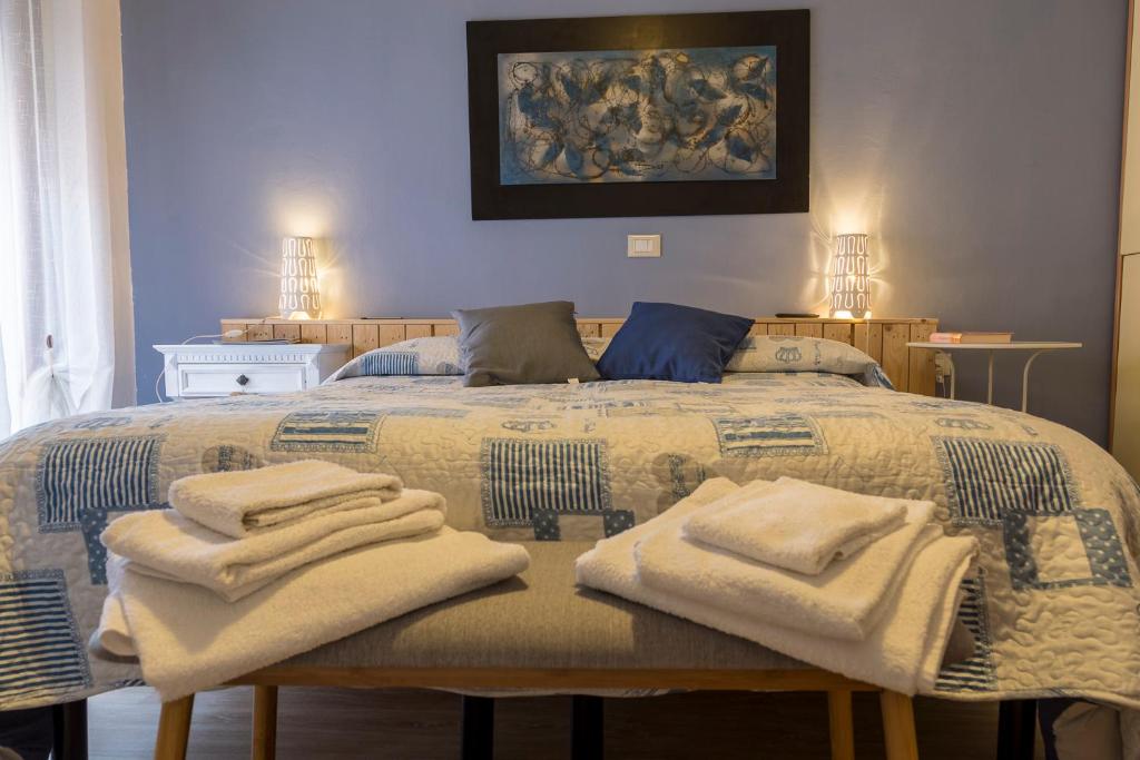 索托马里纳Albergo Felice的一间卧室配有带毛巾的床