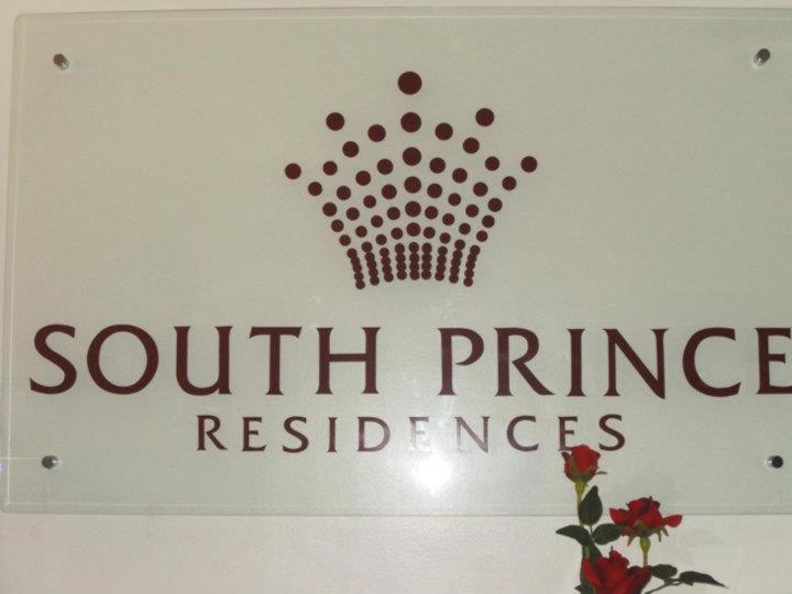 达沃市South Prince Residences and Inn的墙上南公主的标志