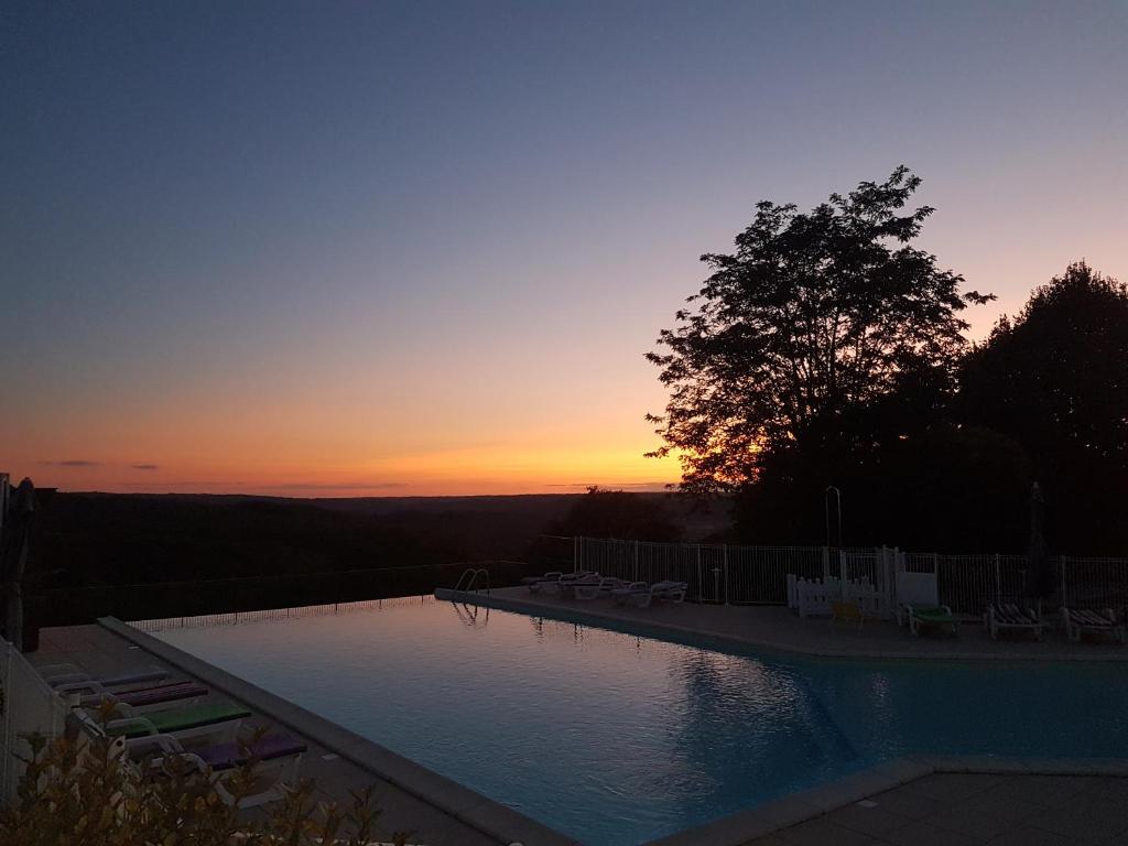 蒙蒂尼亚克多梅因康布旅馆的一座享有日落美景的游泳池
