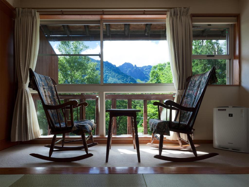 高山中尾平的窗前的两把椅子和一张桌子