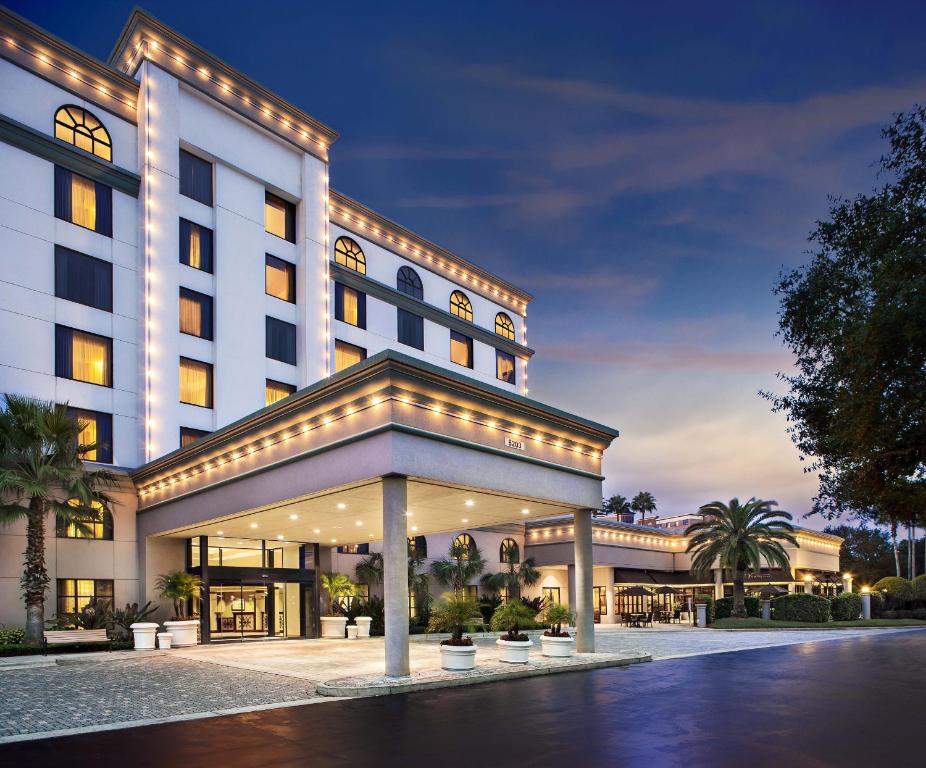 奥兰多Buena Vista Suites Orlando的酒店外观的 ⁇ 染