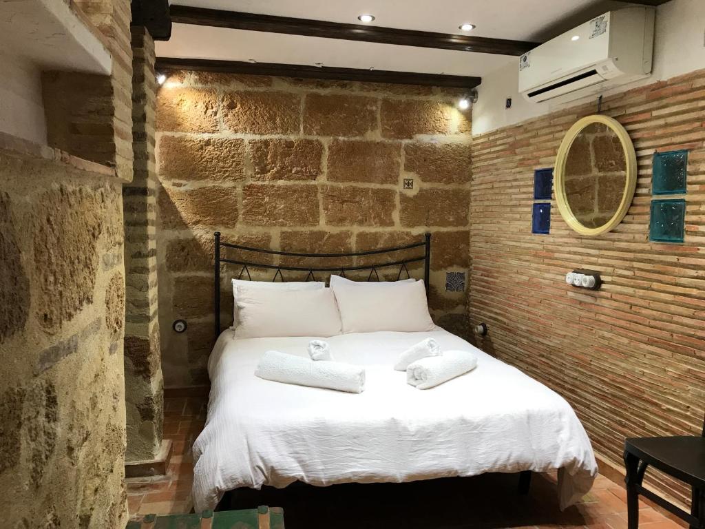 哈维亚No1 CasaTosca Javea, Pequeña Habitación con baño en el Centro del Casco Antiguo的一间卧室配有一张床,上面有两条毛巾