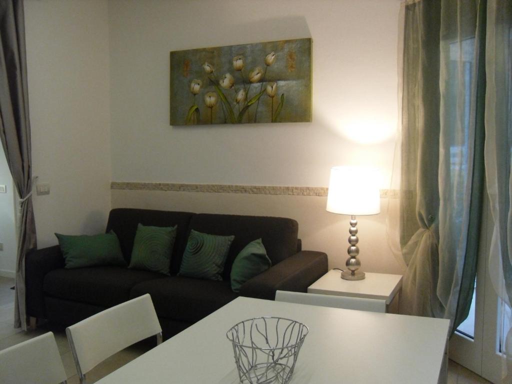 米兰马瑞提那Villa Norma的客厅配有沙发和桌子