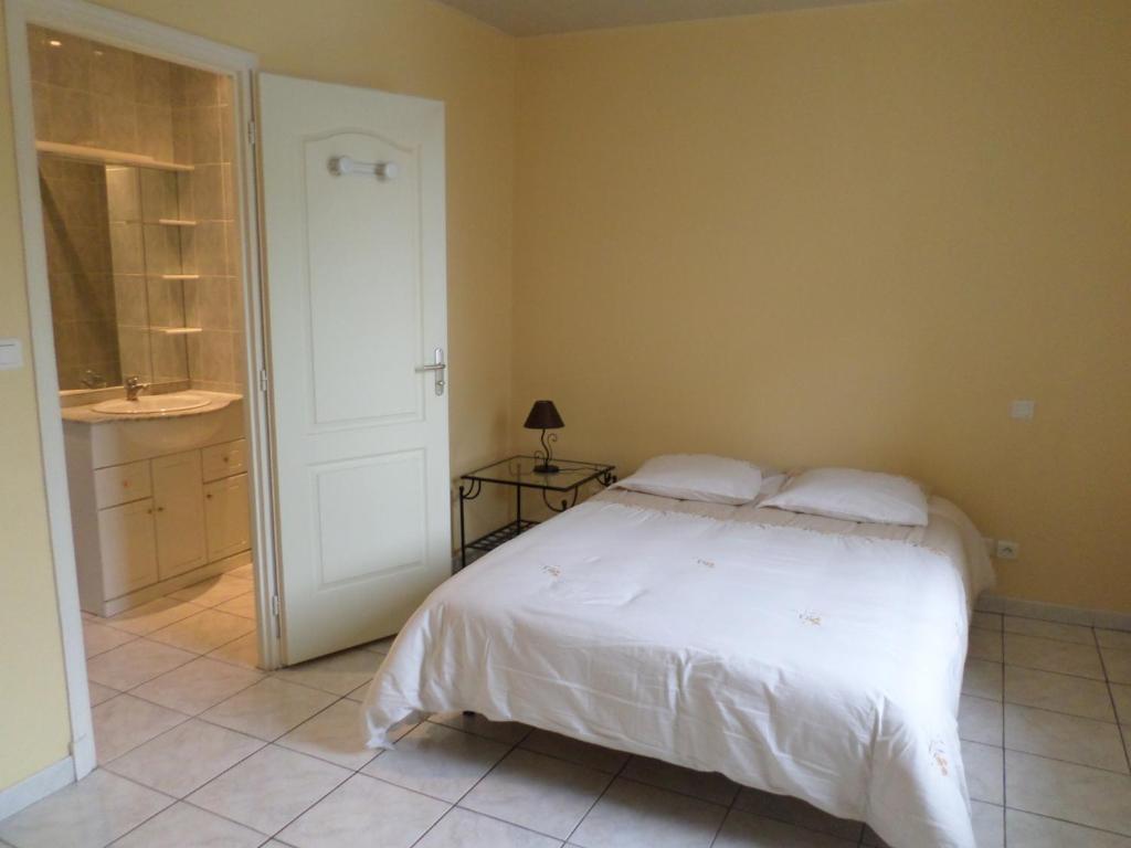 Saint-Didier-sur-ChalaronneMeublé Tourisme 2*的卧室配有白色的床