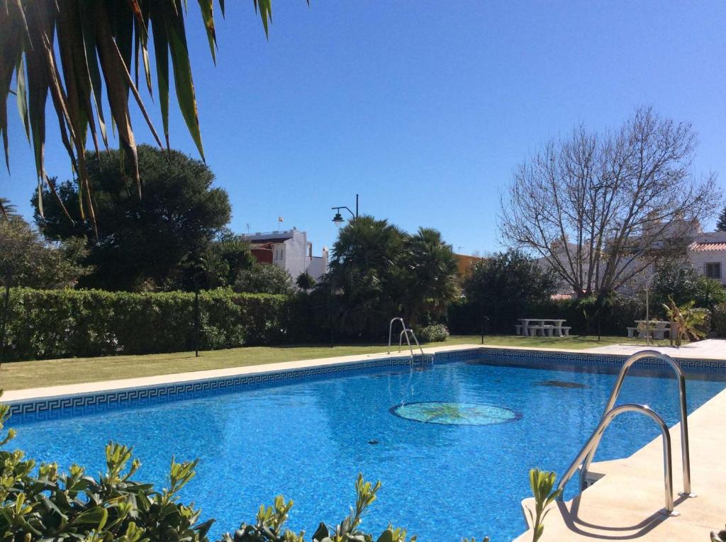马拉加Del Parque Flats - Guadalmar - Beach & Relax的院子里的大型蓝色游泳池